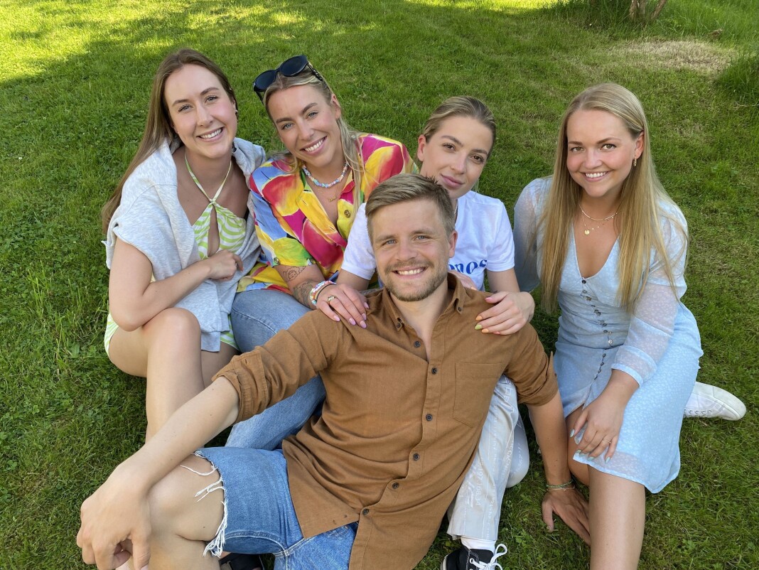 Rød Løper-redaksjonen samlet. Fra venstre: Celina Morken, Thea Hope, Kine Falch, Madeleine Liereng og Jonas Hammer. Rød Løper-redaksjonen samlet. Fra venstre: Celina Morken, Thea Hope, Kine Falch, Madeleine Liereng og Jonas Hammer.