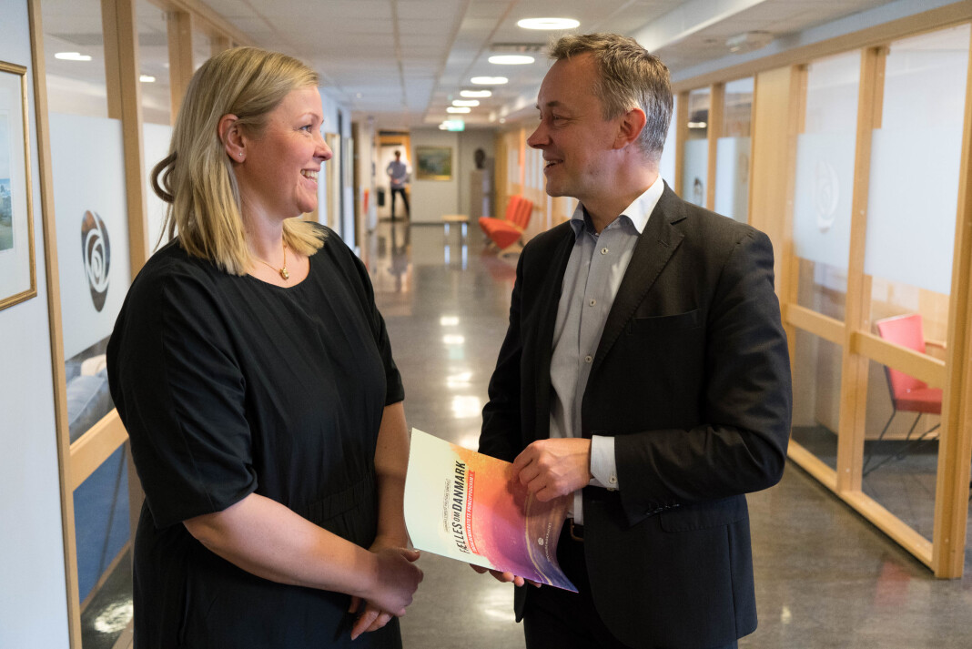 Jan Juul Christensen er en høyst reell partisekretær hos danske Socialdemokraterne. Her med partisekretær Kjersti Stenseng i norske Arbeiderpartiet. Jan Juul Christensen er en høyst reell partisekretær hos danske Socialdemokraterne. Her med partisekretær Kjersti Stenseng i norske Arbeiderpartiet.