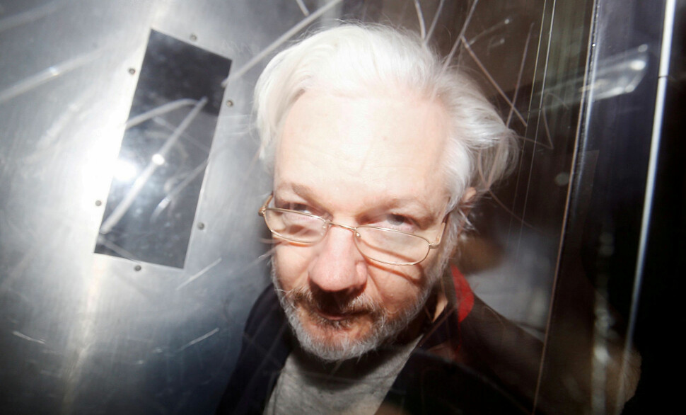 Utleveringsbegjæringen av Julian Assange til USA skal opp for britisk høyesterett. Her Assange på vei ut av retten i London i januar 2020.