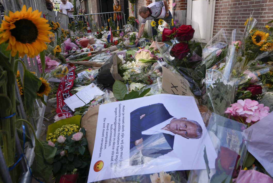 Den 64 år gamle nederlandske krim- og gravejournalisten Peter de Vries ble skutt på åpen gate i Amsterdam tirsdag. Den 64 år gamle nederlandske krim- og gravejournalisten Peter de Vries ble skutt på åpen gate i Amsterdam tirsdag.