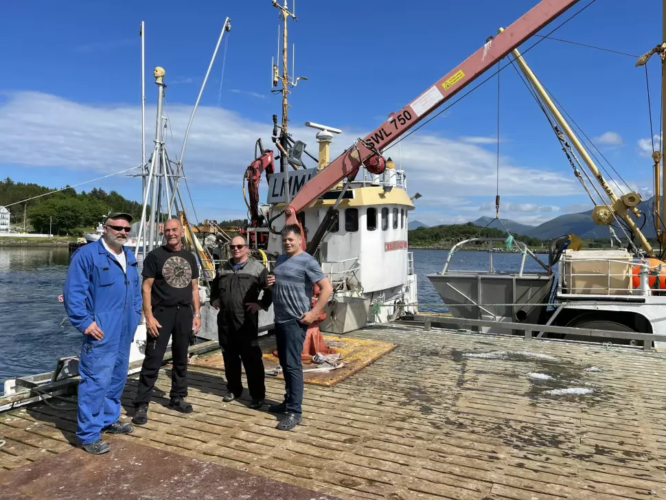 Redaktør i Kyst og Fjord Øystein Ingilæ til høyre sammen med fiskere i Harøysundet i Hustadvika på Nord-Møre.