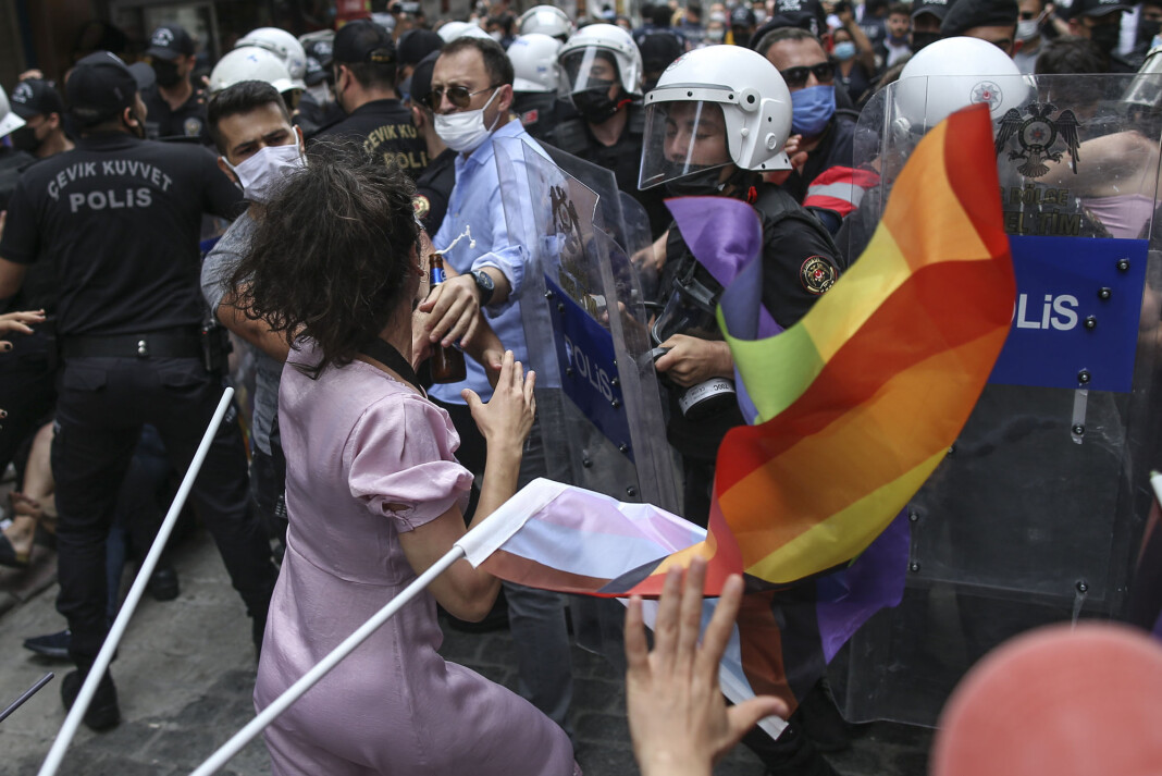 Minst fem kvinnelige journalister ble slått og pågrepet av politi under Pride-markeringen i Istanbul i juni. Minst fem kvinnelige journalister ble slått og pågrepet av politi under Pride-markeringen i Istanbul i juni.