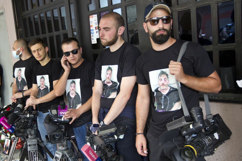 Kollegaer av kameramann Aleksandr Lasjkarava, som døde noen dager etter å ha blitt angrepet av Pride-motstandere.