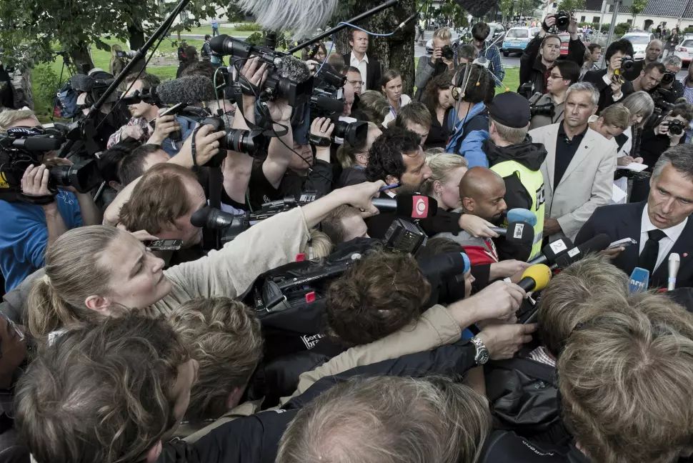 Statsminister Jens Stoltenberg møtter pressen utenfor Sundvolden hotell 23. juli 2011.