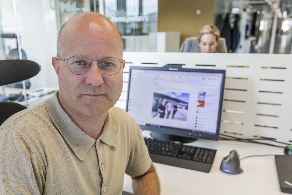 Kommunikasjonsrådgiver Trond Albert Skjelbred i Apriil mener at selvom innpakningen er lik på sosiale medier, går det an å skille seg ut. På andre siden av bordet sitter kollega Silje Ulveseth. Kommunikasjonsrådgiver Trond Albert Skjelbred i Apriil mener at selvom innpakningen er lik på sosiale medier, går det an å skille seg ut. På andre siden av bordet sitter kollega Silje Ulveseth.