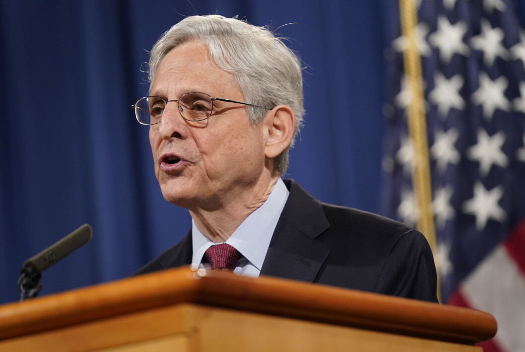 USAs justisminister Merrick Garland har formelt forbudt føderal påtalemyndighet å beslaglegge journalisters materiale i etterforskning av lekkasjer – med enkelte unntak. USAs justisminister Merrick Garland har formelt forbudt føderal påtalemyndighet å beslaglegge journalisters materiale i etterforskning av lekkasjer – med enkelte unntak.