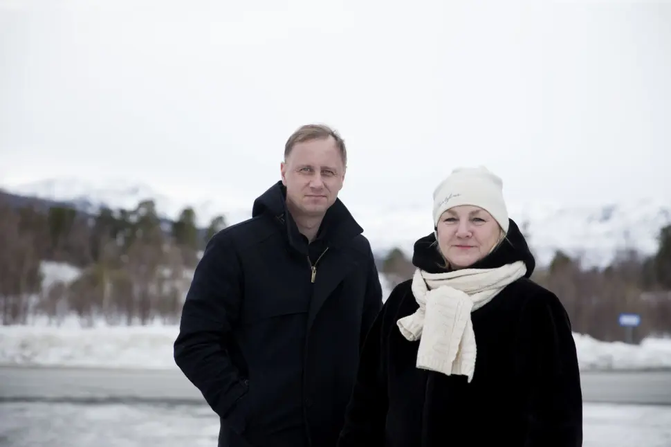 Fotografen Kim Nygård (t.v.) har sammen med Adresseavisen-kollega Grete Holstad dokumentert vindkraftutbyggingen i Trøndelag de siste årene og dekket de ulike sidene av konflikten. Nå blir Nygårds fotografier samlet i en bildebok som skal gis ut av Adresseavisen. Fotografen Kim Nygård (t.v.) har sammen med Adresseavisen-kollega Grete Holstad dokumentert vindkraftutbyggingen i Trøndelag de siste årene og dekket de ulike sidene av konflikten. Nå blir Nygårds fotografier samlet i en bildebok som skal gis ut av Adresseavisen.