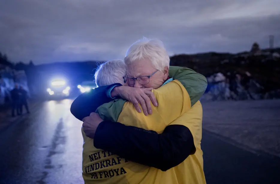 Vinkraftmotstandere på Frøya, juli 2020: Anne Grubba Bottenvik og Elin Grubba Rabben er vokst opp like ved vindkraftverket. Bildet er tatt under en aksjon natten de første turbindelene ble fraktet inn i anlegget. Vinkraftmotstandere på Frøya, juli 2020: Anne Grubba Bottenvik og Elin Grubba Rabben er vokst opp like ved vindkraftverket. Bildet er tatt under en aksjon natten de første turbindelene ble fraktet inn i anlegget.