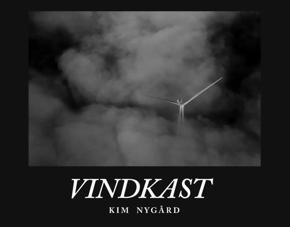 Boka er et produkt av fotojournalistikk Kim Nygård har gjort på vindkraftutbygging i Adresseavisen over flere år. Den blir gitt ut av Adresseavisen Boka er et produkt av fotojournalistikk Kim Nygård har gjort på vindkraftutbygging i Adresseavisen over flere år. Den blir gitt ut av Adresseavisen