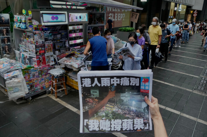 Hongkong har pågrepet tre tidligere redaktører i avisen