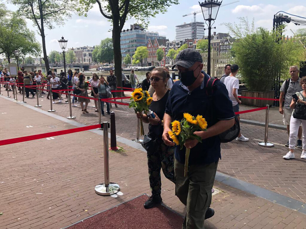 Flere tusen mennesker to i kø for å minnes den drepte journalisten Peter R. de Vries i Amsterdam onsdag. Flere tusen mennesker to i kø for å minnes den drepte journalisten Peter R. de Vries i Amsterdam onsdag.