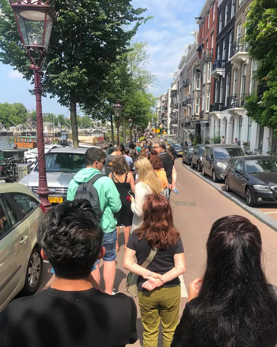 Noen av de fremmøtte sto i kø i flere timer for å ta et siste farvel med Peter R. de Vries, den kjente journalisten som ble drept i et attentat i Amsterdam 6. juli.