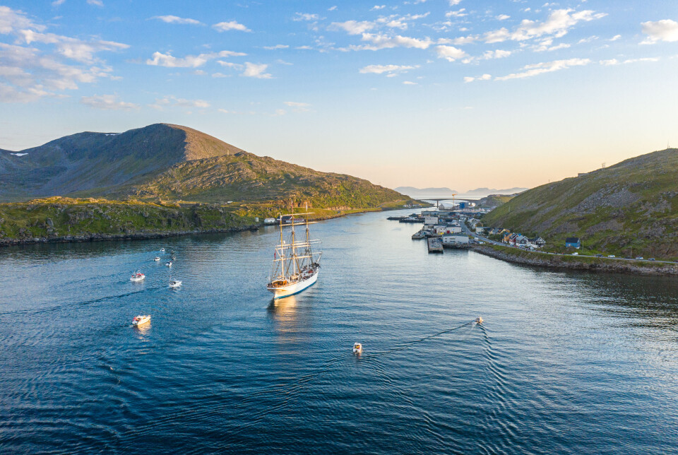Seilskuta Statsraad Lehmkuhl seiler langs kysten av Norge i NRKs sommerprogram «Sommerskuta». Seertallene hittil ligger imidlertid mye lavere enn i fjor. Seilskuta Statsraad Lehmkuhl seiler langs kysten av Norge i NRKs sommerprogram «Sommerskuta». Seertallene hittil ligger imidlertid mye lavere enn i fjor.