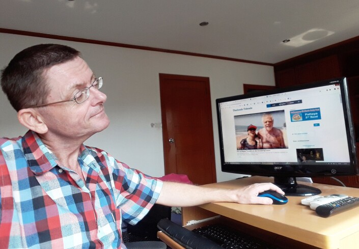 Ekeberg redigerer et videoinnslag med polfarer Ragnar Thorseth som er gift med en thailandsk kvinne. Videografen Helge Heyerdahl er en langvarig bidragsyter i Thailands Tidende. Ekeberg redigerer et videoinnslag med polfarer Ragnar Thorseth som er gift med en thailandsk kvinne. Videografen Helge Heyerdahl er en langvarig bidragsyter i Thailands Tidende.