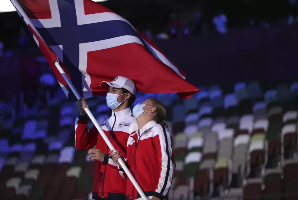 Tomoe Hvas og Anne Tuxen bar Norges flagg under åpningsseremonien i OL.