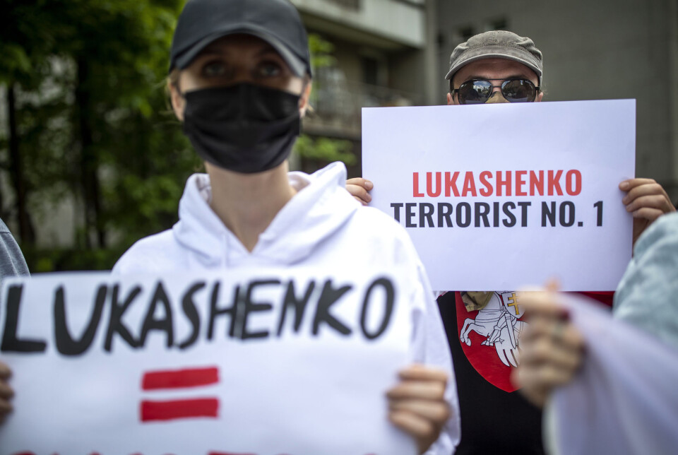 Demonstranter utenfor den amerikanske ambassaden i Litauen protesterer mot at opposisjonsaktivist Roman Protasevitsj. ikke har blitt løslatt fra fengsel i Hviterussland. Demonstranter utenfor den amerikanske ambassaden i Litauen protesterer mot at opposisjonsaktivist Roman Protasevitsj. ikke har blitt løslatt fra fengsel i Hviterussland.