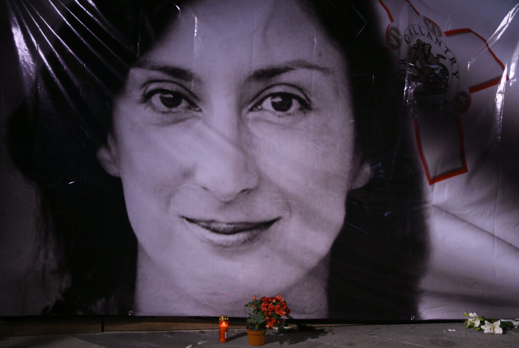 Blomster og lys foran et portrett av den drepte gravejournalisten Daphne Caruana Galizia utenfor et rettslokale i Valletta på Malta i 2018. Blomster og lys foran et portrett av den drepte gravejournalisten Daphne Caruana Galizia utenfor et rettslokale i Valletta på Malta i 2018.