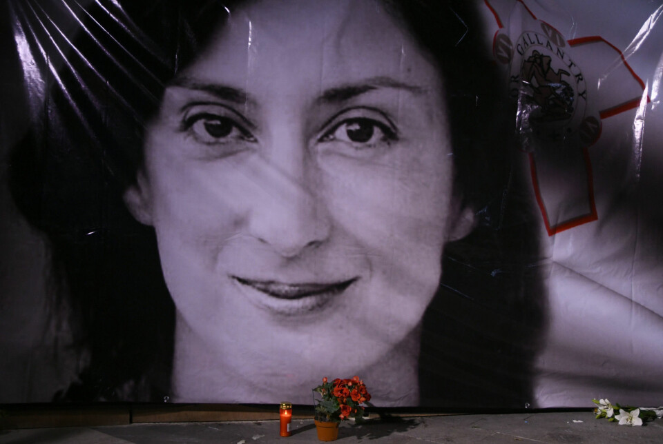 Blomster og lys foran et portrett av den drepte gravejournalisten Daphne Caruana Galizia utenfor et rettslokale i Valletta på Malta i 2018.