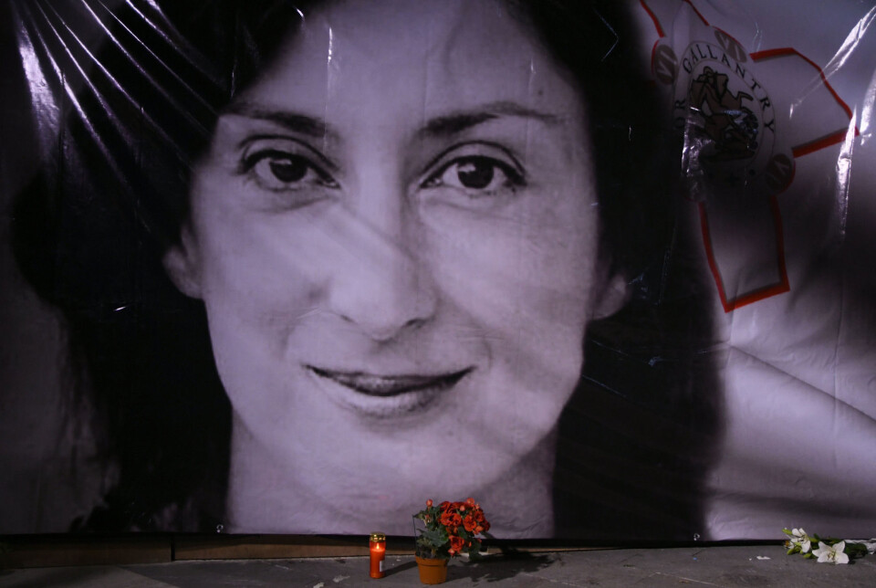 Blomster og lys foran et portrett av den drepte gravejournalisten Daphne Caruana Galizia utenfor et rettslokale i Valletta på Malta i 2018. Blomster og lys foran et portrett av den drepte gravejournalisten Daphne Caruana Galizia utenfor et rettslokale i Valletta på Malta i 2018.