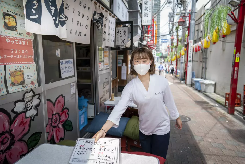 Kaya Nakamura (22) er servitør i bifftunge-restauranten Gyu-tan Iroha i Shinjuku I downtown Tokyo.