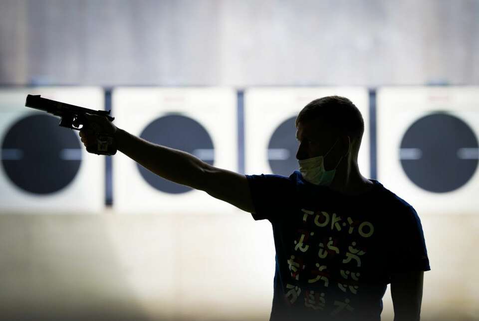 En skytter øver sikter med sin pistol før en konkurranse på Asaka skytterstadion under OL i Tokyo.