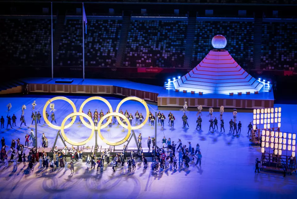 Den historiske åpningsseremonien på Olympiastadion i Tokyo. Kun 950 personer, bestående av funksjonærer, presse og VIP fikk lov til å være til stede i OL-arenaen.