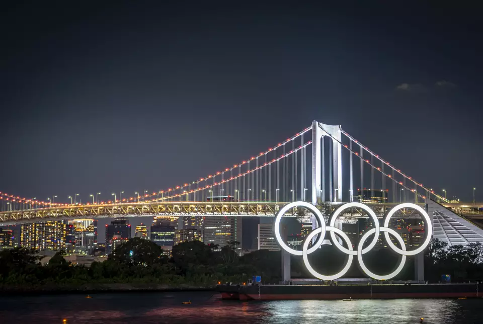 De fem OL ringene pryder den berømte Rainbow Brigde (Regnbuebroen) i Tokyo.