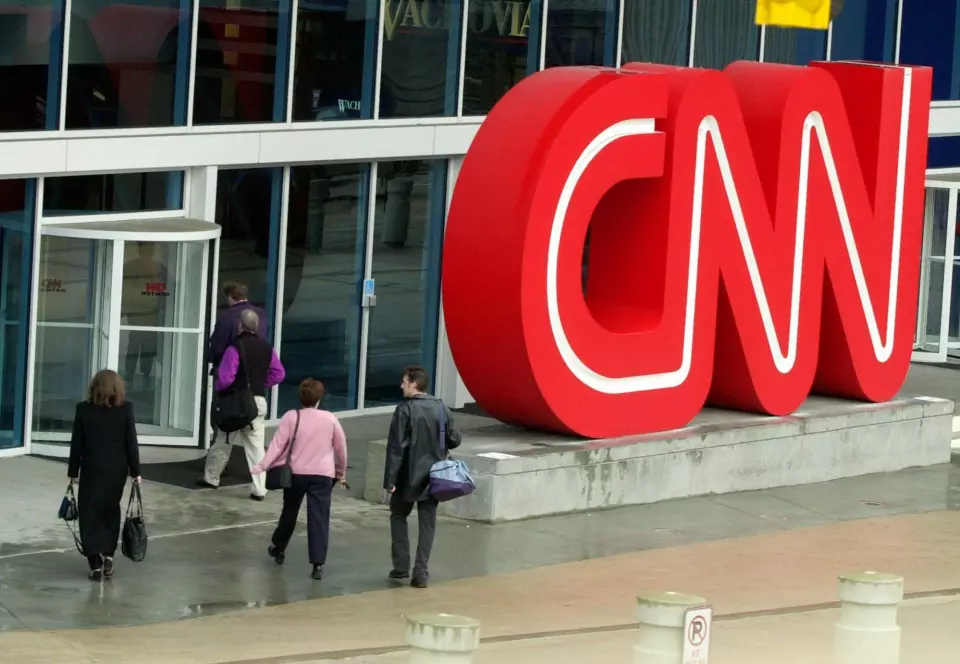 CNN har sparket tre ansatte som brøt selskapets retningslinje om at de må være koronavaksinert for å kunne dra på jobb.