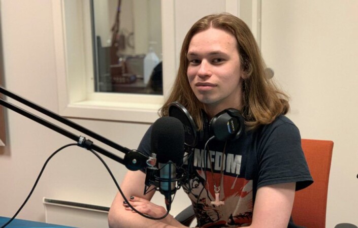 I 2021 har Ruijan Kaiku hatt to journalist-praktikanter i sving. Her Sander Framnes Larsson, klar for kvensk sending fra studioet til Ruijan Radio. I 2021 har Ruijan Kaiku hatt to journalist-praktikanter i sving. Her Sander Framnes Larsson, klar for kvensk sending fra studioet til Ruijan Radio.