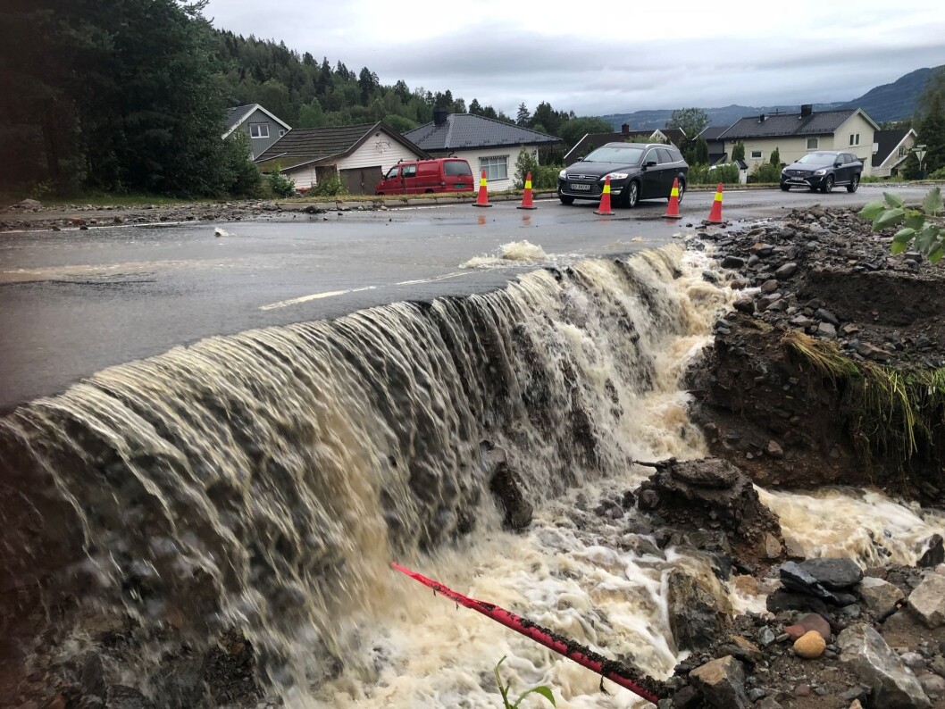 Store nedbørsmengder førte til flom og oversvømmelse i Brumunddal. Bildet er fra 2019. Store nedbørsmengder førte til flom og oversvømmelse i Brumunddal. Bildet er fra 2019.