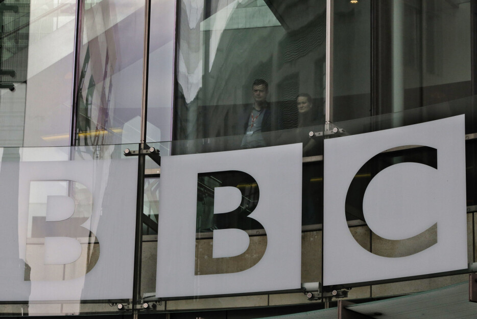 BBC kutter nesten 400 stillinger