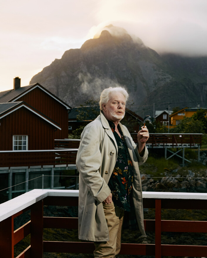 Torgrim Eggen tar seg en røyk i midnattsolen i Henningsvær etter å ha kjørt fra Nordkjosbotn til Lofoten via Narvik på én dag.