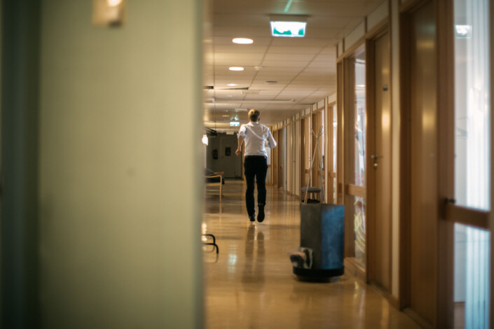 Svein Tore Bergerstuen løper inn til produsent Christian Marstrander for å få hjelp til å fikse mikrofonen Svein Tore Bergerstuen løper inn til produsent Christian Marstrander for å få hjelp til å fikse mikrofonen