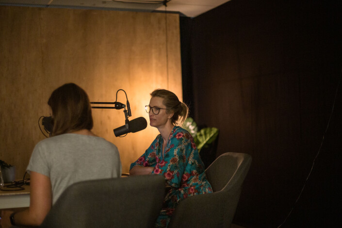 Eva Sannum intervjuer gjest kommunikasjonsdirektør Hanne McBride. Eva Sannum intervjuer gjest kommunikasjonsdirektør Hanne McBride.