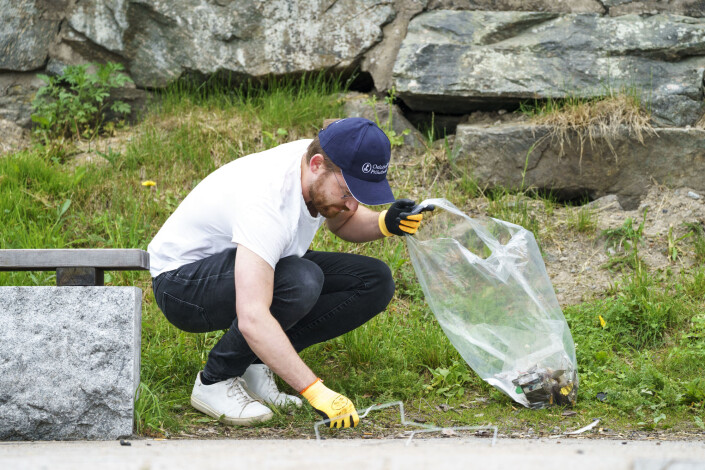 Klima- og miljøminister Sveinung Rotevatn (V) deltar i strandrydding i Hvervenbukta i Indre Oslofjord. Klima- og miljøminister Sveinung Rotevatn (V) deltar i strandrydding i Hvervenbukta i Indre Oslofjord.