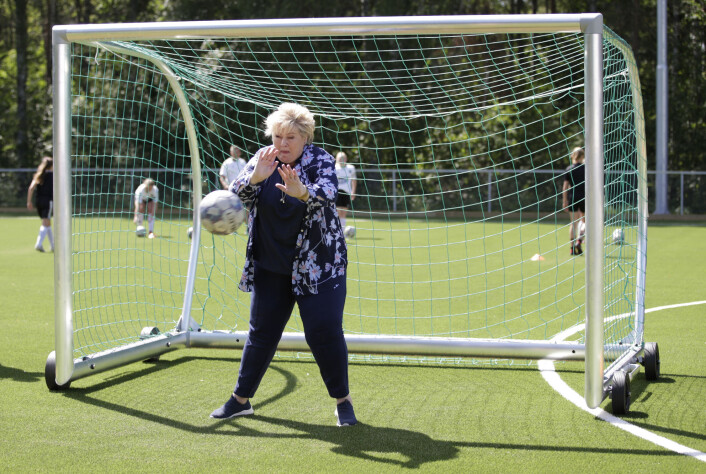 Erna Solberg (H) besøker Hønefoss idrettspark. Erna Solberg (H) besøker Hønefoss idrettspark.