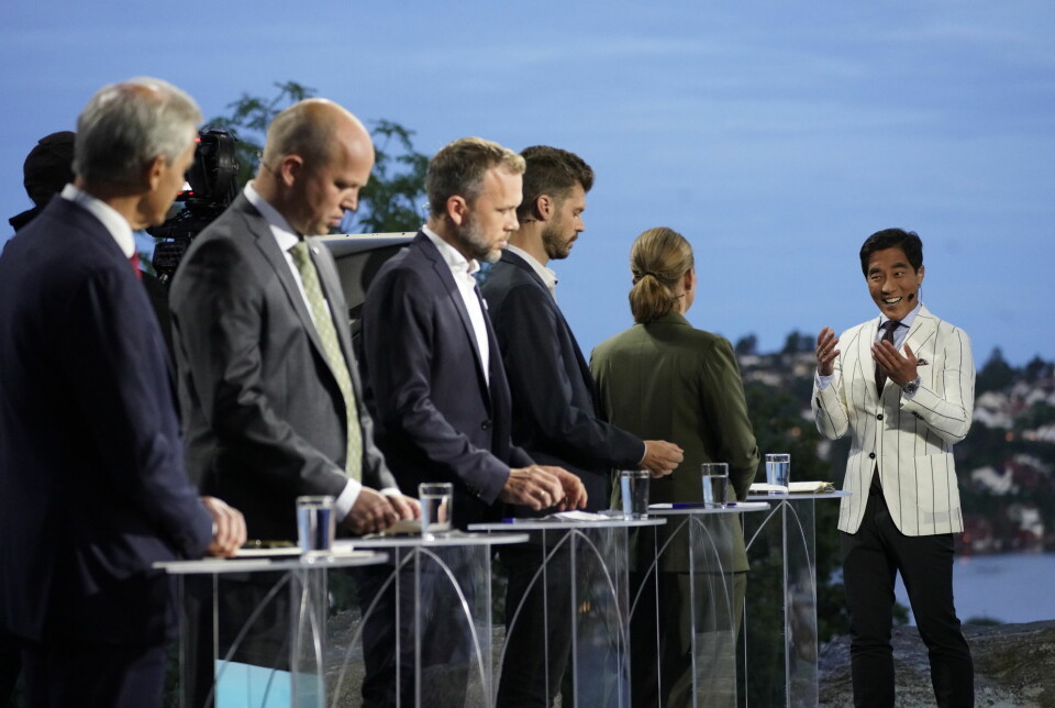 NRK-programleder Fredrik Solvang i samtale med MDG-leder Une Bastholm under mandagens partilederdebatt.