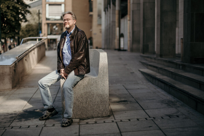 – Jeg har deltatt i de fleste valgkamper aktivt siden 1987, stått på stand og sånn. Nå stemmer jeg ikke lenger på noen, så jeg er mye mer avslappet, sier Jan Arild Snoen – Jeg har deltatt i de fleste valgkamper aktivt siden 1987, stått på stand og sånn. Nå stemmer jeg ikke lenger på noen, så jeg er mye mer avslappet, sier Jan Arild Snoen