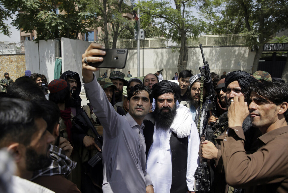 Selfie med Taliban. Ikke alle er like skeptiske til landets nye makthavere. Selfie med Taliban. Ikke alle er like skeptiske til landets nye makthavere.
