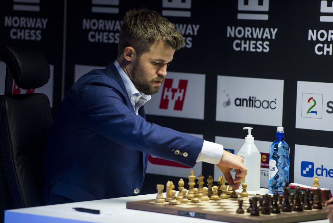 Det blir mer online-sjakk å få på norske skjermer framover. Her er Magnus Carlsen ved et fysisk brett i Norway Chess. Det blir mer online-sjakk å få på norske skjermer framover. Her er Magnus Carlsen ved et fysisk brett i Norway Chess.