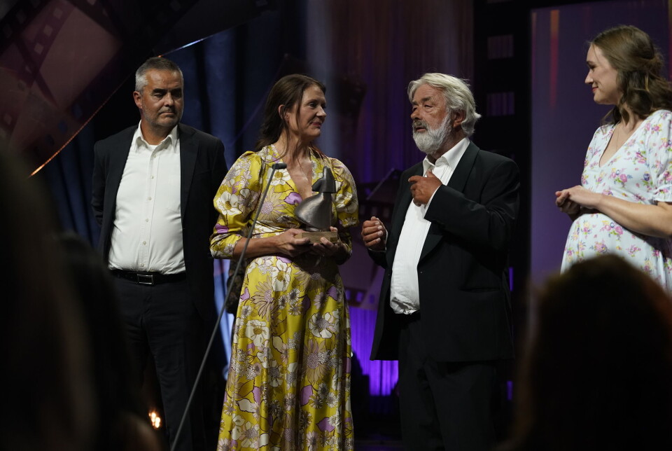 Filmskaperne Aslaug Holm og Sigve Endresen (i midten) holder takketale etter å ha vunnet Amandaprisen i klassen Folkets Amanda. Tidligere AUF-leder Ina Libak (t.h.), som også medvirker i filmen, ble med opp på scenen.