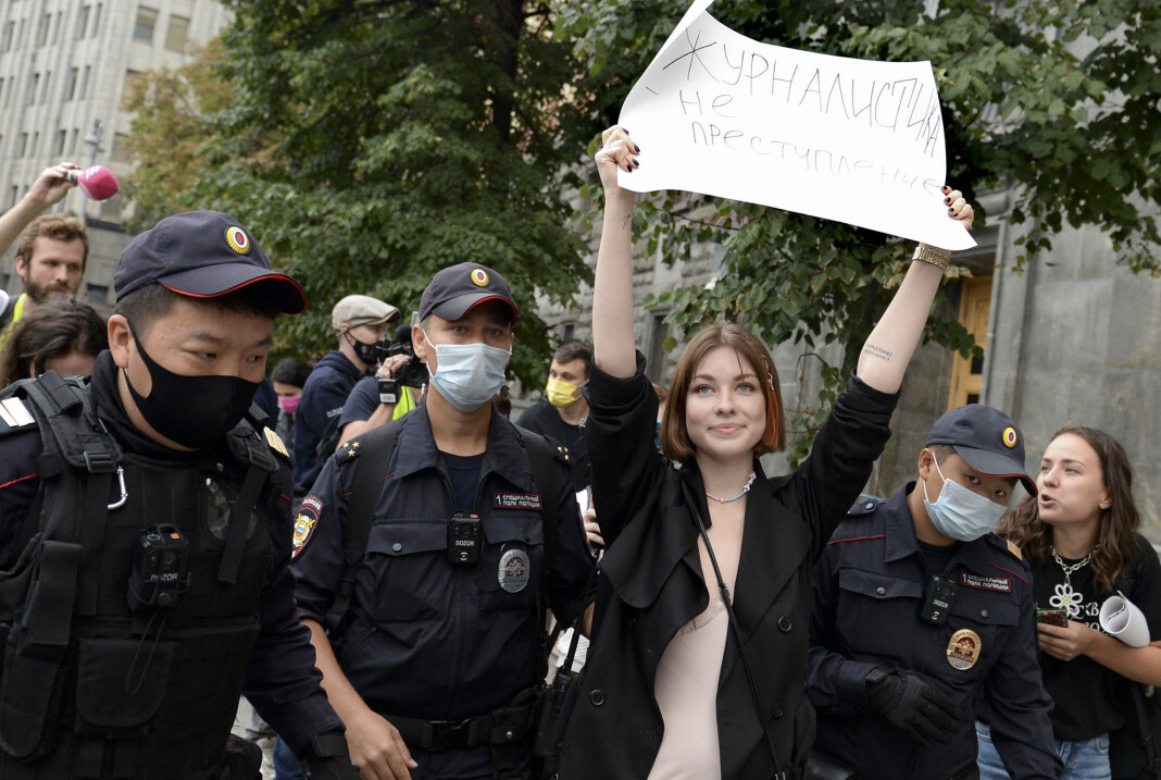 En russisk journalist blir pågrepet av politiet under en demonstrasjon i Moskva lørdag. Minst åtte journalister ble pågrepet. På plakaten står det «Vi kommer ikke til å slutte å være journalister». En russisk journalist blir pågrepet av politiet under en demonstrasjon i Moskva lørdag. Minst åtte journalister ble pågrepet. På plakaten står det «Vi kommer ikke til å slutte å være journalister».