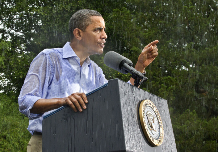 President Barack Obama under valgkampen 2012. Folkelig med oppbrettede ermer og klissvåt skjorte ute i regnet. Handlekraftig og fryktløs. En sann leder. Amerikansk merkevarebygging av ypperste klasse. Alt for tv-kanalene. Obama ble selvsagt gjenvalgt. Klikk, klikk, klikk! President Barack Obama under valgkampen 2012. Folkelig med oppbrettede ermer og klissvåt skjorte ute i regnet. Handlekraftig og fryktløs. En sann leder. Amerikansk merkevarebygging av ypperste klasse. Alt for tv-kanalene. Obama ble selvsagt gjenvalgt. Klikk, klikk, klikk!