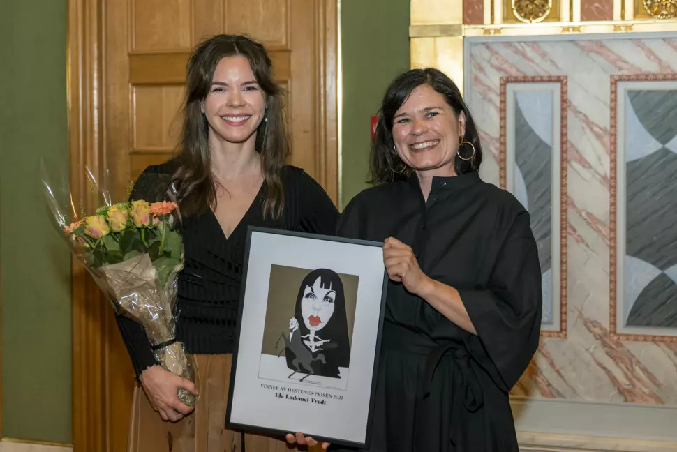 Juryleder Sigrid Hvidtsten (t.h.) sammen med vinner av Hestenes-prisen for 2021, Ida Lødemel.
