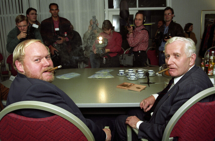 I 1994 overtok VGs sjefredaktør Einar Hanseid (t.v.) jobben som sjefredaktør i Aftenposten etter Andreas Norland. Her møter de to pressen. Begge med sigar. I 1994 overtok VGs sjefredaktør Einar Hanseid (t.v.) jobben som sjefredaktør i Aftenposten etter Andreas Norland. Her møter de to pressen. Begge med sigar.