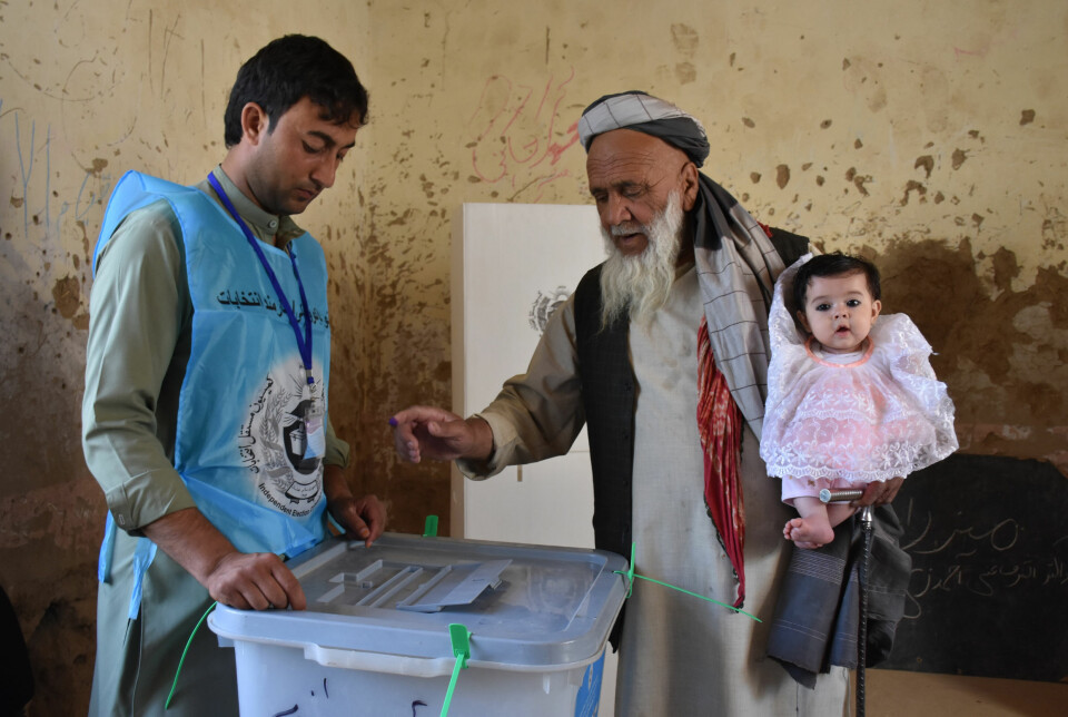 En eldre afghansk mann stemmer under det parlamentariske valget i Afghanistan i 2019.