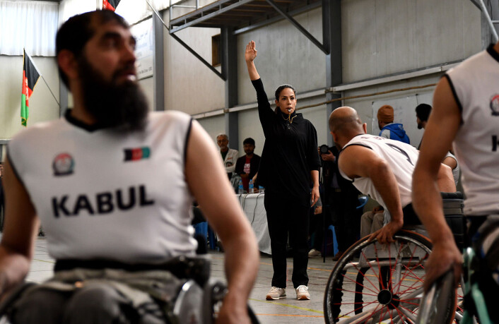 Zuhal Bayat, en afghansk kvinnelig dommer, under finalen i «Disabled Afghan National Wheelchair Basketball Championship’s» mellom Kabul-provinsen og Balkh-provinsen. Bildet er tatt i mars 2019 i Kabul. Zuhal Bayat, en afghansk kvinnelig dommer, under finalen i «Disabled Afghan National Wheelchair Basketball Championship’s» mellom Kabul-provinsen og Balkh-provinsen. Bildet er tatt i mars 2019 i Kabul.