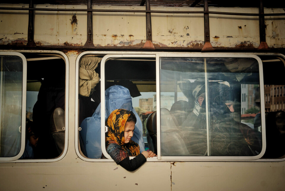 En afghansk jente og moren hennes sitter på en minibuss til Karukhdistiktet i Heratprovinsen. Bildet er tatt i juni 2020.