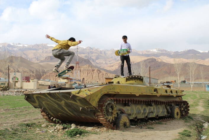 Feraidon og Mirza, to afghanske skatere fra Baymanprovinsen. Mirza lærer bort skating til barn av lavinntektsfamilier. Feraidon tar en Ollie (et skateboardtriks) på en tanks for å vise at vi ikke vil ha krig, og at det er på tide å jobbe for fred. Bildet er tatt i februar 2021. Feraidon og Mirza, to afghanske skatere fra Baymanprovinsen. Mirza lærer bort skating til barn av lavinntektsfamilier. Feraidon tar en Ollie (et skateboardtriks) på en tanks for å vise at vi ikke vil ha krig, og at det er på tide å jobbe for fred. Bildet er tatt i februar 2021.