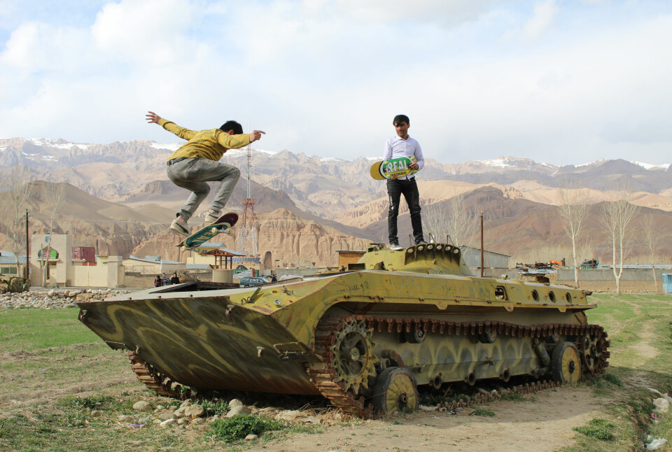 Feraidon og Mirza, to afghanske skatere fra Baymanprovinsen. Mirza lærer bort skating til barn av lavinntektsfamilier. Feraidon tar en Ollie (et skateboardtriks) på en tanks for å vise at vi ikke vil ha krig, og at det er på tide å jobbe for fred. Bildet er tatt i februar 2021.
